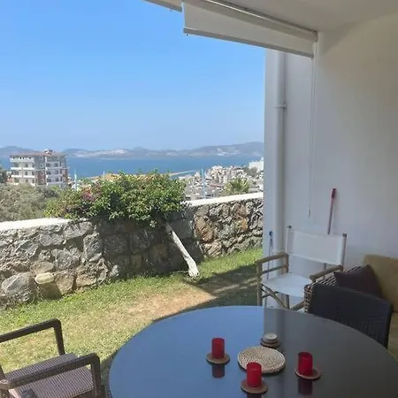 Deniz Manzarali Havuzlu Site Ici Ev
