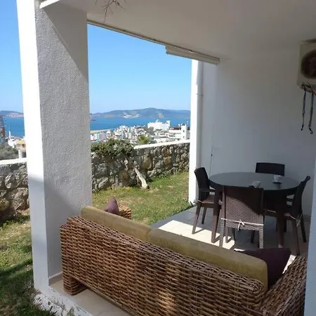 Deniz Manzarali Havuzlu Site Ici Ev *